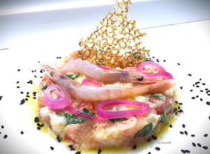 Foto di Tartare di gamberi rosa in panzanella con corallo in paprika dolce