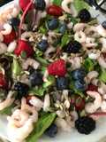 Insalata estiva gamberetti e frutta