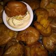 Botana Mini papas fritas con aderezo de mayonesa con especias