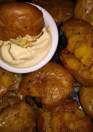 Una foto de Botana Mini papas fritas con aderezo de mayonesa con especias