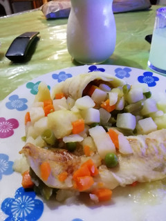 Una foto de Filete de merluza 🐠 con 🥗 verduritas y mahonesa,