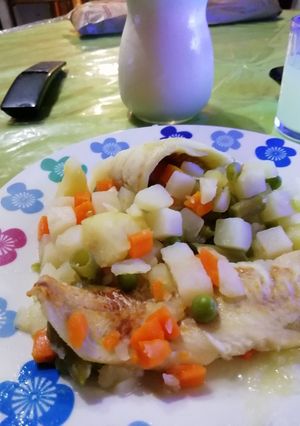 Una foto de Filete de merluza 🐠 con 🥗 verduritas y mahonesa,