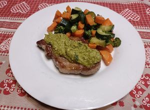 Foto di Braciole di maiale, pesto alla Romana e Verdure Vichy