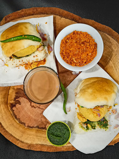 वडापाव (Vada Pav recipe in marathi) रेसिपी चे मुख्य फोटो