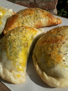 Una foto de Empanadas de Espinaca y salsa blanca