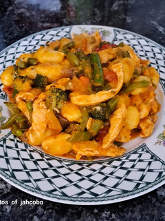 Una foto de Gnocchi con verduras y Pechuga de pollo...🐥