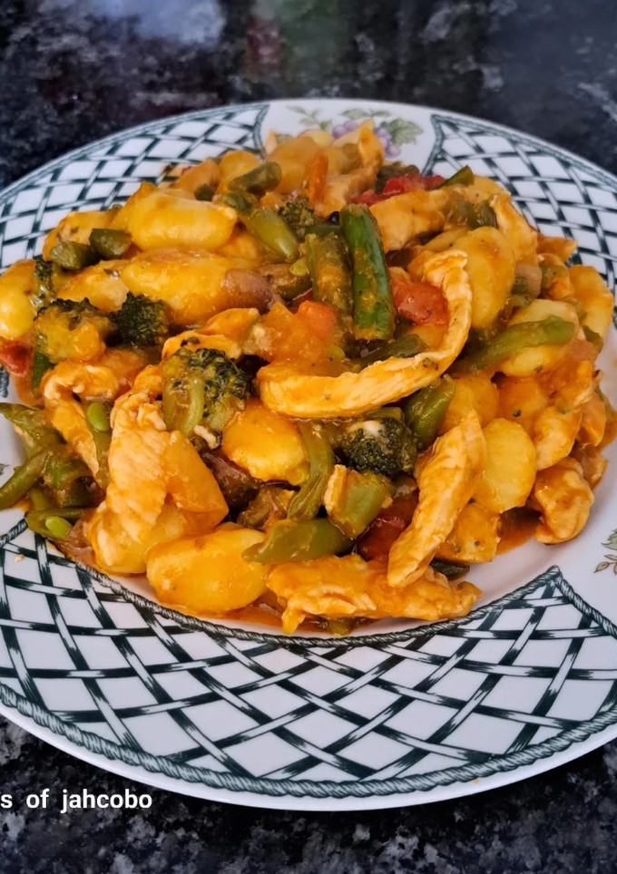 Una foto de Gnocchi con verduras y Pechuga de pollo...🐥