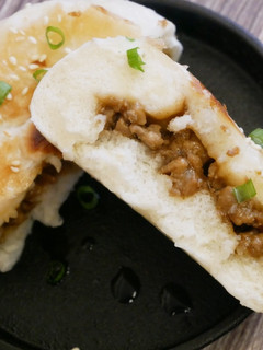 肉包新吃法「巨大水煎包」好多汁~ 的食譜成品照片