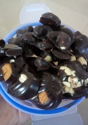 કાજુ-બદામ ચોકલેટ(Dryfruit chocolate recipe in gujarati) રેસીપી મુખ્ય ફોટો