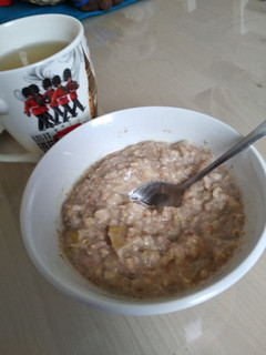 Una foto de Porridge con manzana y garam masala