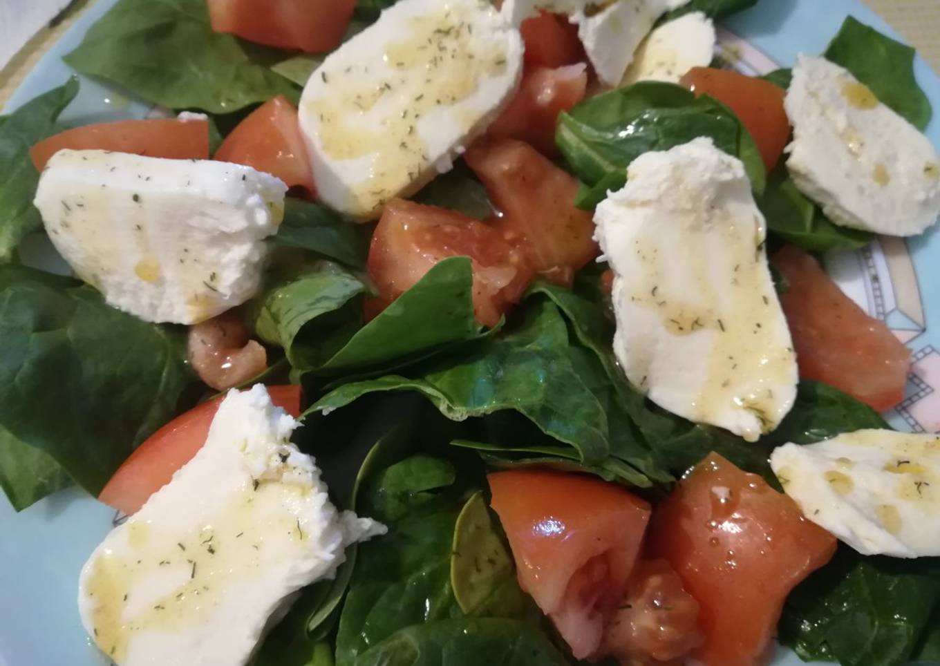 Ensalada de espinacas, mozzarella y tomate aliñada
