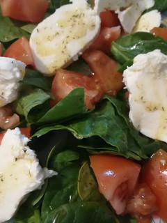 Una foto de Ensalada de espinacas, mozzarella y tomate aliñada