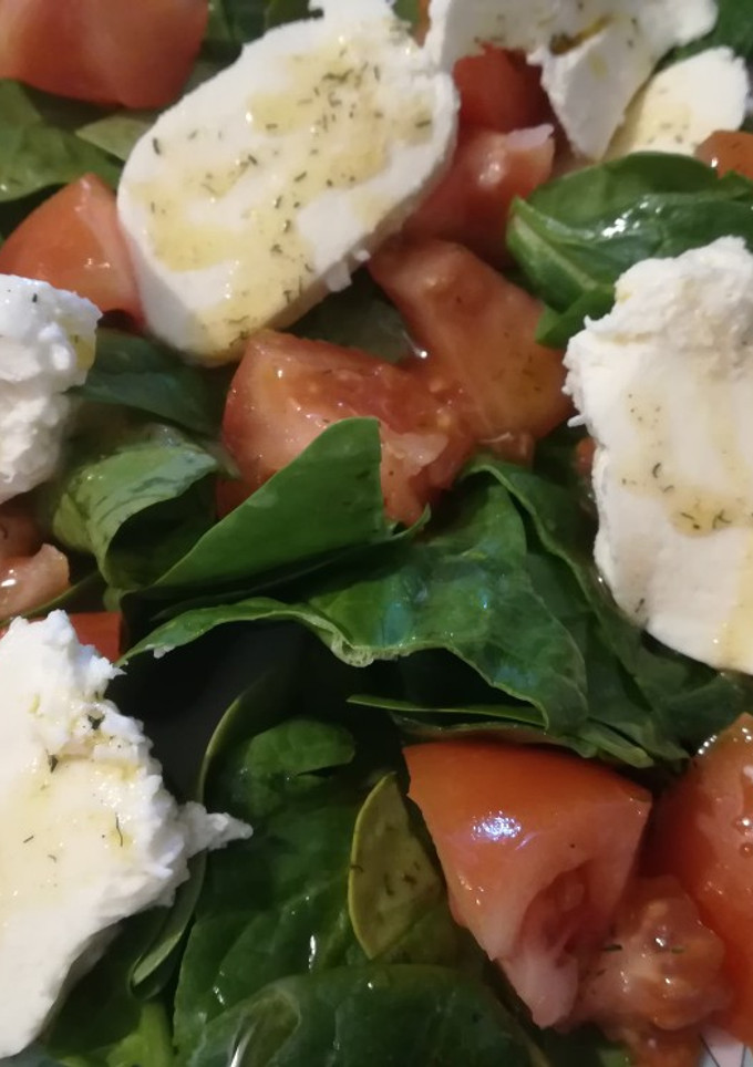Una foto de Ensalada de espinacas, mozzarella y tomate aliñada