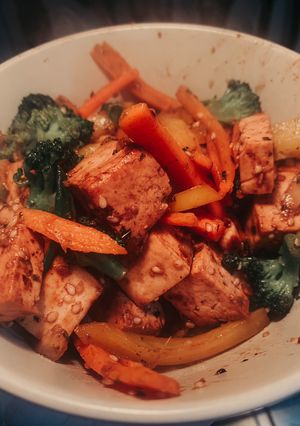 Una foto de Salteado de verduras con tofu 🙈