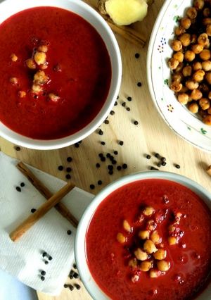 Foto principal de Sopa de remolacha con curry y leche de coco