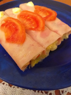 Una foto de Rollitos de jamón york rellenos de ensalada de cangrejo