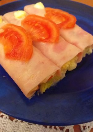 Una foto de Rollitos de jamón york rellenos de ensalada de cangrejo