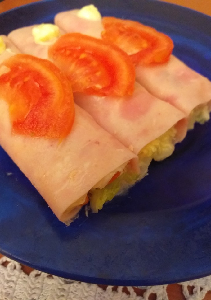 Una foto de Rollitos de jamón york rellenos de ensalada de cangrejo
