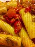 Rigatoni con pomodorini, sardine sotto sale, pomodorini secchi e origano
