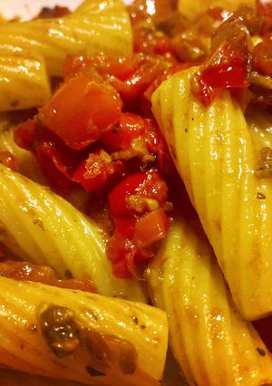 Foto di Rigatoni con pomodorini, sardine sotto sale, pomodorini secchi e origano