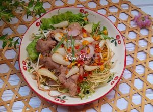 Hình của món Gỏi hoa chuối bào trộn bò.