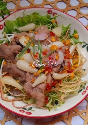 Hình của món Gỏi hoa chuối bào trộn bò.