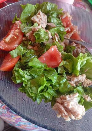 Una foto de Ensalada de Atún con Tomate y Lechuga