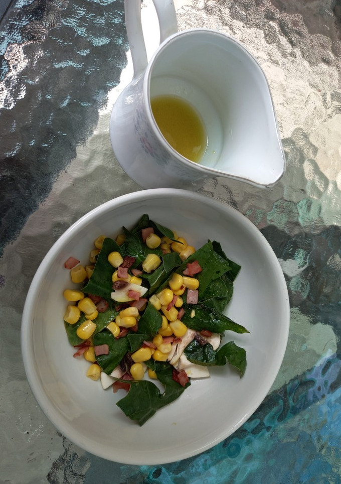 Una foto de Ensalada de espinaca con tocino