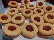 Una foto de galletita de aceite con mermelada