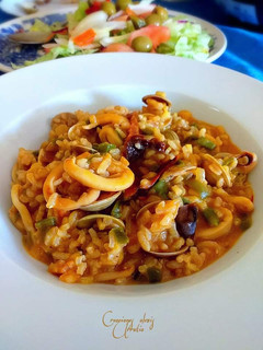 Una foto de Arroz cremoso en caldo de gambas en sartén