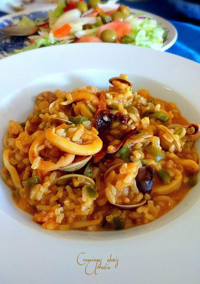Una foto de Arroz cremoso en caldo de gambas en sartén