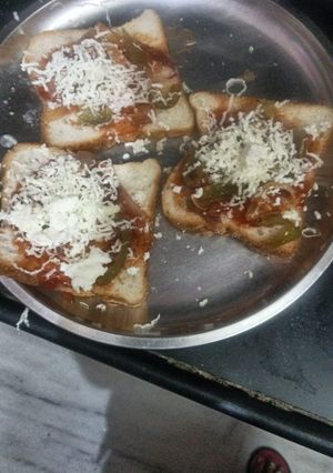 A picture of Bread pizza.