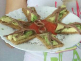 Tostas de aguacate con anchoas con un toque de albahaca
