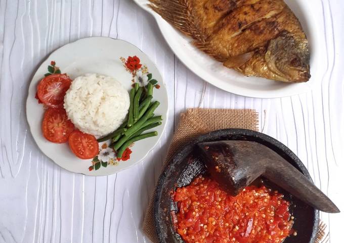 Bagaimana Menyiapkan Sambal Korek untuk Pemula + Gurame Goreng Bumbu Kunir yang Menggugah Selera