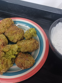 Una foto de Buñuelos de brócoli con salsa griega en la airfryer