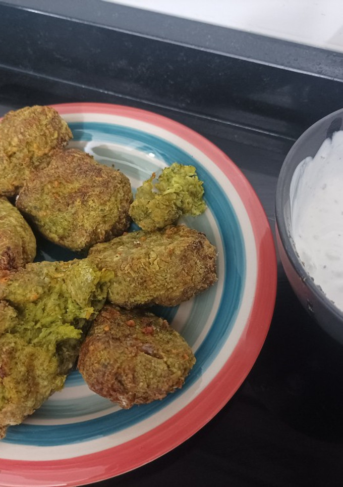 Una foto de Buñuelos de brócoli con salsa griega en la airfryer