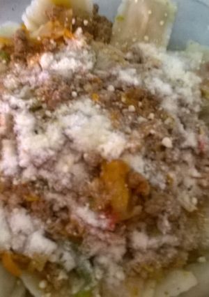 Una foto de Ravioles con salsa boloñesa 