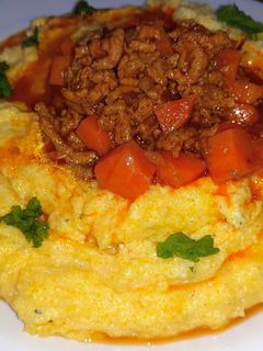 Una foto de Polenta Cremosa con Salsa Bolognesa