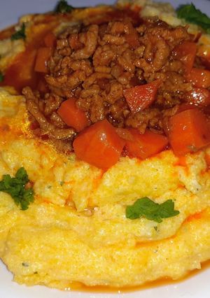Una foto de Polenta Cremosa con Salsa Bolognesa