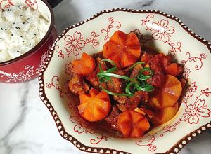 Hình của món Bò Kho Với Cà Rốt & Củ Cải Trắng.