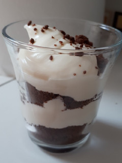 Una foto de Vasitos de Mascarpone, yogur y galletas de chocolate