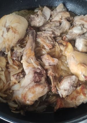 Una foto de Pollo y conejo con tomate y cebolla
