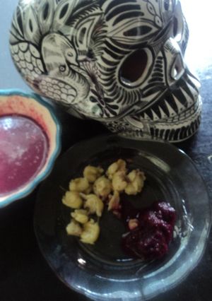 Una foto de Pozol morado pa los muertos platillo prehispánico. México