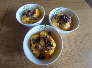 Foto di Gelato al mango, latte di mandorla & scaglie di cioccolato fondente