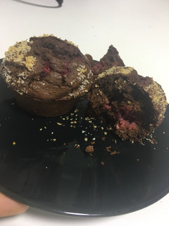 Una foto de Muffins de cacao; coco y frutos rojos