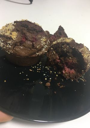 Una foto de Muffins de cacao; coco y frutos rojos