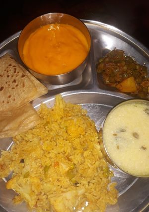 A picture of Aamras and double layered Rotli.