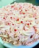 Torta de panetela cubana de vainilla bañada en tres leches con buttercream de merengue italiano