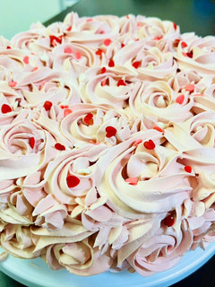 Una foto de Torta de panetela cubana de vainilla bañada en tres leches con buttercream de merengue italiano