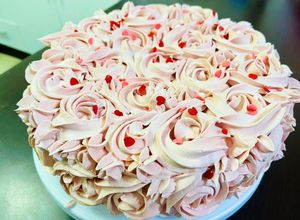 Una foto de Torta de panetela cubana de vainilla bañada en tres leches con buttercream de merengue italiano